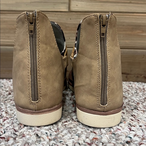 Leopard Print Rear Zip Sandals - Picture 8 of 10